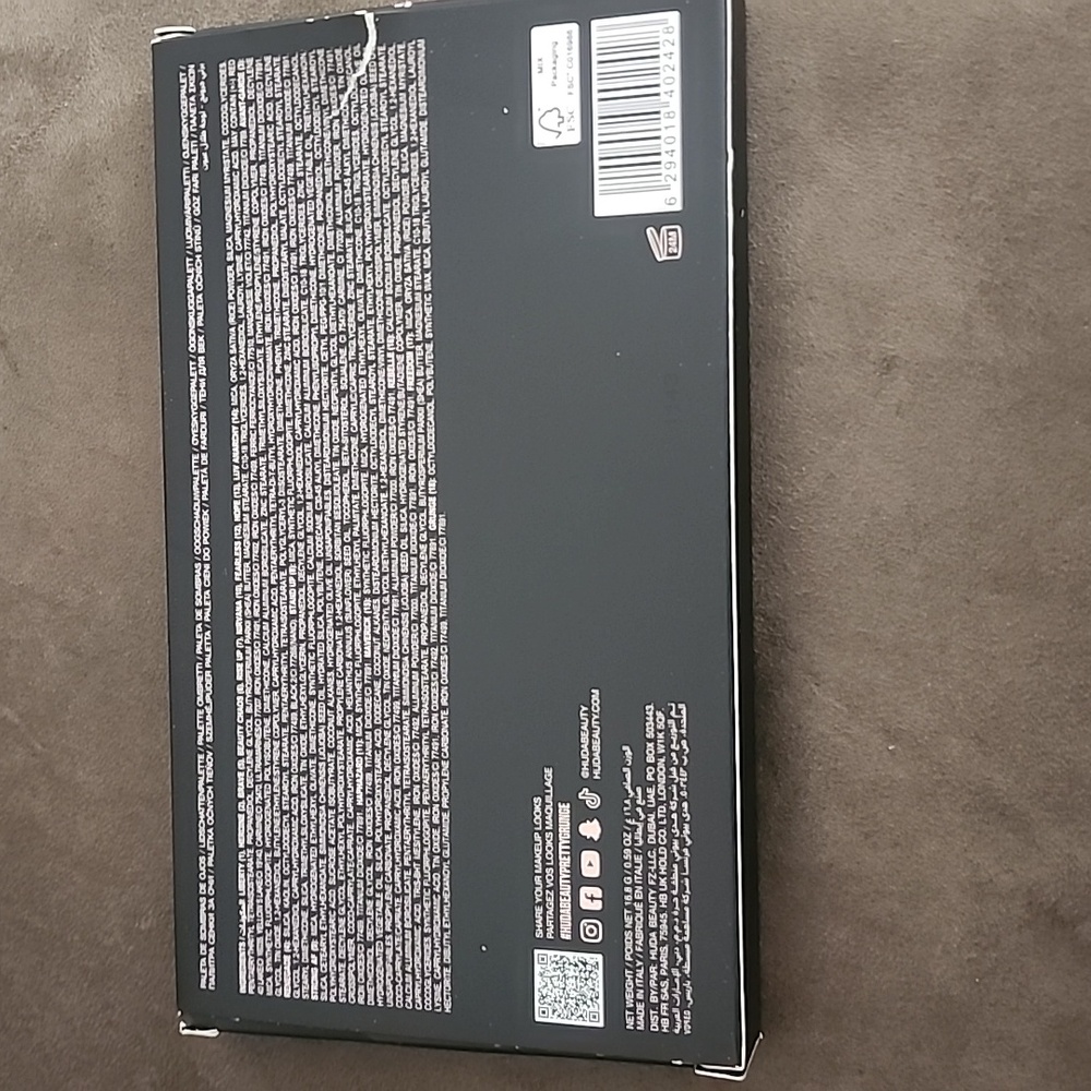NEW NEVER USED HUDA BEAUTY Pretty Grunge Palette in Black and White - Picture 5 of 5